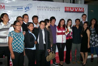 Entrega de reconocimiento al Portal de Chicoloapan Premio UVM al desarrollo social 2010. Jueves 24 de Febrero de 2011 en el Museo de Artes populares
