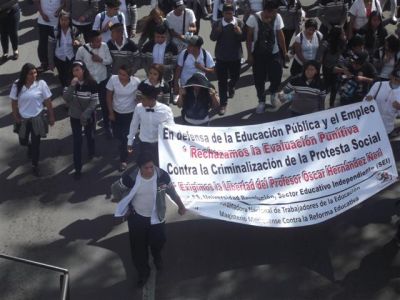 ManifestaciÃ³n de profesores contra la reforma educativa 24 de Agosto de 2015
En coordinaciÃ³n con la CNTE y el magisterio mexiquense, participaron la Prepa PrÃ³ceres de la educaciÃ³n (UPREZ), PLENUM XXI, Prepa 55 y Universidad RevoluciÃ³n (SEI), acompaÃ±ados por activistas sociales
