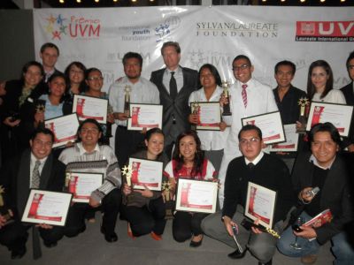 Entrega de reconocimiento al Portal de Chicoloapan Premio UVM al desarrollo social 2010. Jueves 24 de Febrero de 2011 en el Museo de Artes populares
