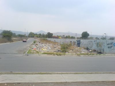 Basurero clandestino, Junto a un conocido centro comercial y un lugar donde almacenan aguas negras
