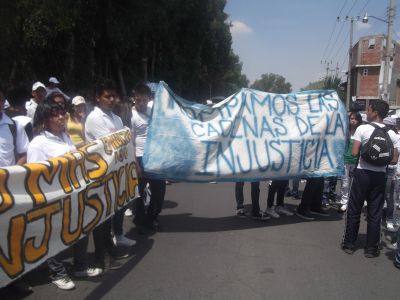 ManifestaciÃ³n en Texcoco,  solidariidad con el Profe Oscar H. Neri. 8/6/2012
