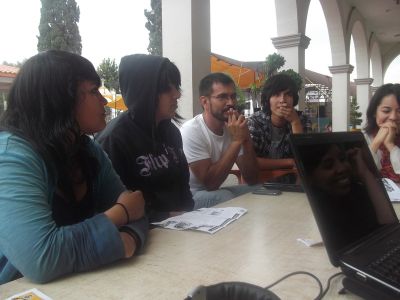 Entrevista a Profesor y estudiantes dela Preparatoria PrÃ³ceres de le EducaciÃ³n. 18/7/2012
