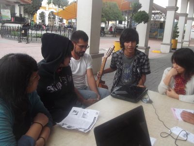 Entrevista a Profesor y estudiantes dela Preparatoria PrÃ³ceres de le EducaciÃ³n. 18/7/2012
