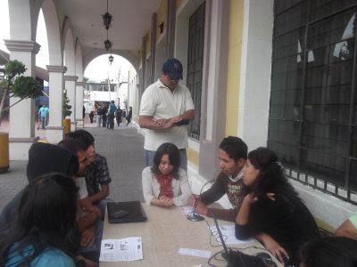 Entrevista a Profesor y estudiantes dela Preparatoria PrÃ³ceres de le EducaciÃ³n. 18/7/2012
