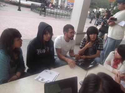 Entrevista a Profesor y estudiantes dela Preparatoria PrÃ³ceres de le EducaciÃ³n. 18/7/2012
