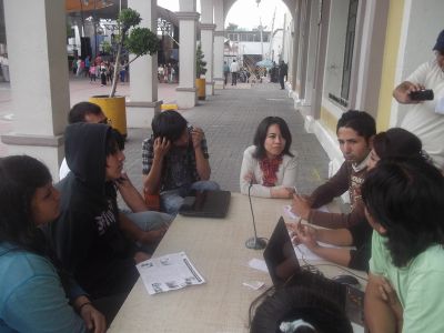 Entrevista a Profesor y estudiantes dela Preparatoria PrÃ³ceres de le EducaciÃ³n. 18/7/2012
