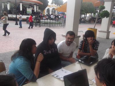 Entrevista a Profesor y estudiantes dela Preparatoria PrÃ³ceres de le EducaciÃ³n. 18/7/2012
