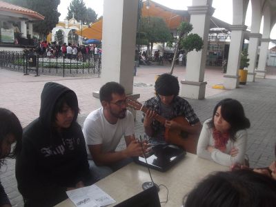 Entrevista a Profesor y estudiantes dela Preparatoria PrÃ³ceres de le EducaciÃ³n. 18/7/2012
