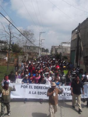 Caravana en el marco del Paro Civico del CNTE, y festejando el aniversario de la Prepa 55 y UR, 20/9/2013
Keywords: Prepa 55, Universidad RevoluciÃ³n, Prepa chocolÃ­n