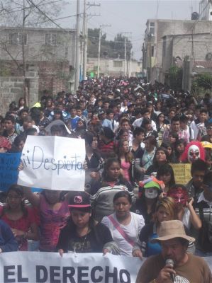 Caravana en el marco del Paro Civico del CNTE, y festejando el aniversario de la Prepa 55 y UR, 20/9/2013
Keywords: Prepa 55, Universidad RevoluciÃ³n, Prepa chocolÃ­n