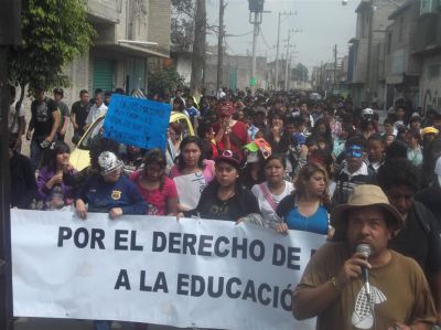 Caravana en el marco del Paro Civico del CNTE, y festejando el aniversario de la Prepa 55 y UR, 20/9/2013
Keywords: Prepa 55, Universidad RevoluciÃ³n, Prepa chocolÃ­n