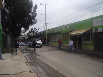 Caravana en el marco del Paro Civico del CNTE, y festejando el aniversario de la Prepa 55 y UR, 20/9/2013
Keywords: Prepa 55, Universidad RevoluciÃ³n, Prepa chocolÃ­n