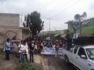 Caravana en el marco del Paro Civico del CNTE, y festejando el aniversario de la Prepa 55 y UR, 20/9/2013
Keywords: Prepa 55, Universidad RevoluciÃ³n, Prepa chocolÃ­n