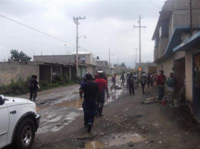 Caravana en el marco del Paro Civico del CNTE, y festejando el aniversario de la Prepa 55 y UR, 20/9/2013
Keywords: Prepa 55, Universidad RevoluciÃ³n, Prepa chocolÃ­n