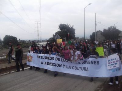 Caravana en el marco del Paro Civico del CNTE, y festejando el aniversario de la Prepa 55 y UR, 20/9/2013
Keywords: Prepa 55, Universidad RevoluciÃ³n, Prepa chocolÃ­n