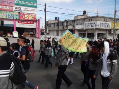 ManifestaciÃ³n en Solidaridad con  los normalistas de #Ayotzinapa en Chicoloapan 22/10/2014 #AyotzinapaSomosTodos
Comunidad educativa Prepa 55, Prepa 224, Universidad RevoluciÃ³n, PLENUM XXI y Magisterio Mexiquense
