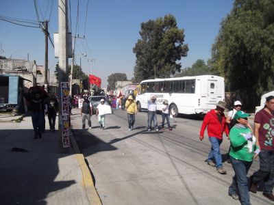 ManifestaciÃ³n en solidaridad con #Ayotzinapa Comunidades educativas de Chicoloapan. 1 - 12 -2014
Pasando por Auris
