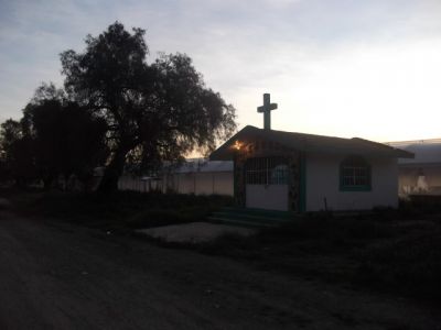 Capilla entre las albercas y la bomba
