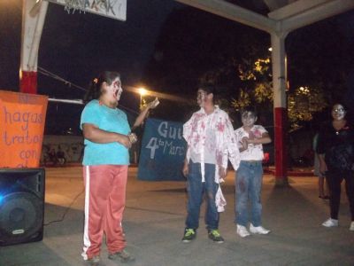 Marcha Zombie y Algazara Cultural, organizada por Guuna Zuuin, en Santa Rosa Chicoloapan. 25/10/2015. exigiendo se active la alerta de gÃ©nero en nuestro municipio.
