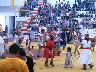 Danza Azteca
Durante la InauguraciÃ³n del Mural "10 miradas  bajo el sol de Chicoloapan"
