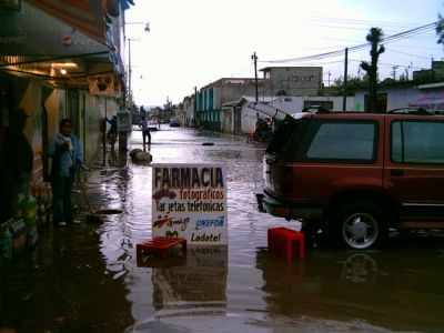 Col. Venustiano Carranza InundaciÃ³n 18 de Septiembre 2007
Aqui los vecinos se ORGANIZARON y levantaron las tapas de las coladeras para ayudar a disminuir los estragos de la inundaciÃ³n
