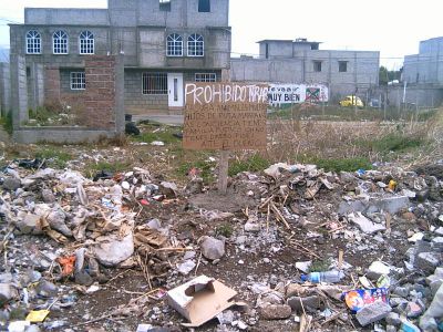 Luchando contra la basura
AquÃ­ un mensaje del dueÃ±o del lugar donde exorta a la gente a no tirar basura en la calle, en particular en su terreno. 
