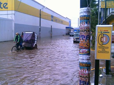 Col. RevoluciÃ³n, durante las inundaciones Junio 2007
Col. RevoluciÃ³n, durante las inundaciones Junio 2007
