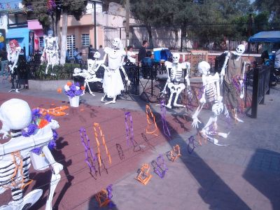 Dualidad en la festividad DÃ­a de muertos, plaza de san vicente chicoloapan octubre 2010
