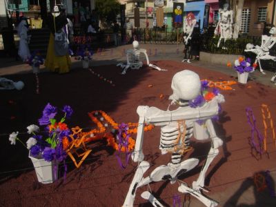 Dualidad en la festividad DÃ­a de muertos, plaza de san vicente chicoloapan octubre 2010
