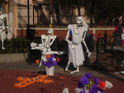 Dualidad en la festividad DÃ­a de muertos, plaza de san vicente chicoloapan octubre 2010
