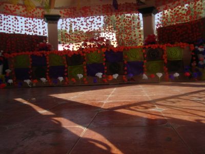 Dualidad en la festividad DÃ­a de muertos, plaza de san vicente chicoloapan octubre 2010
