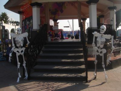 Dualidad en la festividad DÃ­a de muertos, plaza de san vicente chicoloapan octubre 2010
