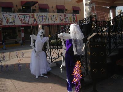 Dualidad en la festividad DÃ­a de muertos, plaza de san vicente chicoloapan octubre 2010
