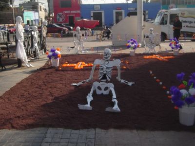 Dualidad en la festividad DÃ­a de muertos, plaza de san vicente chicoloapan octubre 2010
