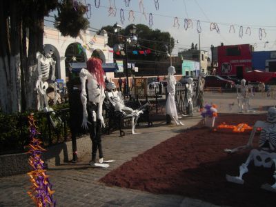 Dualidad en la festividad DÃ­a de muertos, plaza de san vicente chicoloapan octubre 2010
