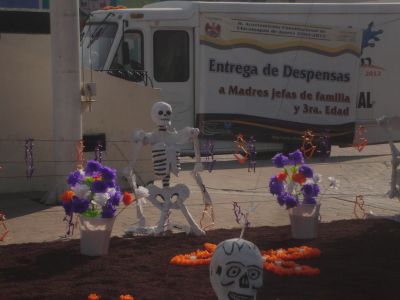 Dualidad en la festividad DÃ­a de muertos, plaza de san vicente chicoloapan octubre 2010
