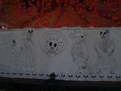 Dualidad en la festividad DÃ­a de muertos, plaza de san vicente chicoloapan octubre 2010
