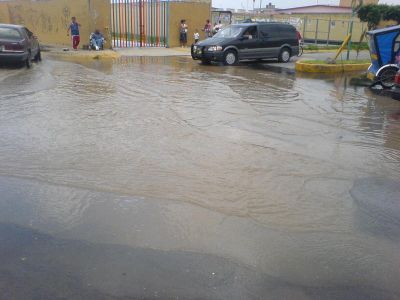 Agua brota de las coladeras por la prepa 143
