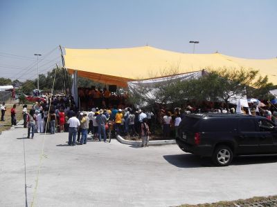 AMLO en Chicoloapan 17 de Abril de 2011, Estacionamiento de Comercial Mexicana
