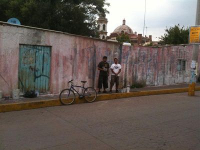 Colectivo Zenzontle Pintando Mural en Avenida Zaragoza, San Vicente Chicoloapan. Foto tomada el 2 de Agosto de 2012
