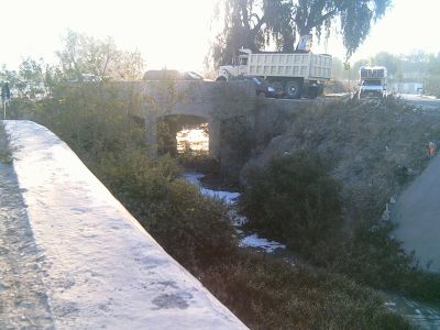 Puente cerca del CECyTEM
Debajo de este puente corren aguas negras, imagen tomada el 3 de enero de 2009
