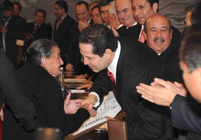 Entrega de Presea Estado de MÃ©xico 2011, a la Madre Inea Valdivia de la Casa hogar en Chicoloapan. 2/3/2012
