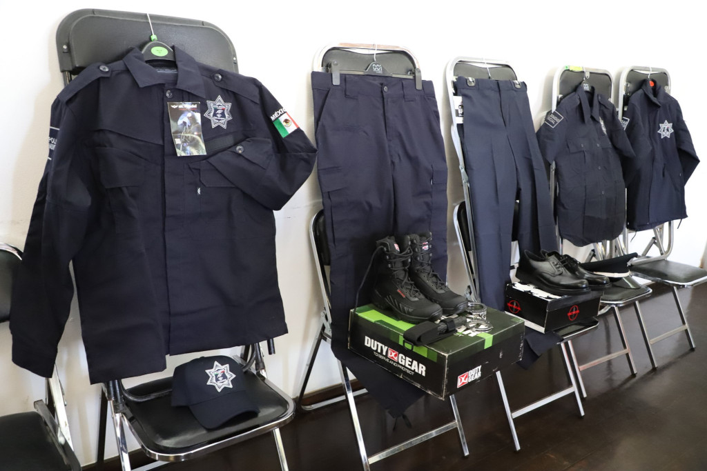 Entregan equipo y uniformes a policías municipales ¿Cuándo los capacitarán, depurarán y Entregan equipo y uniformes a policías municipales ¿Cuándo los capacitarán, depurarán y