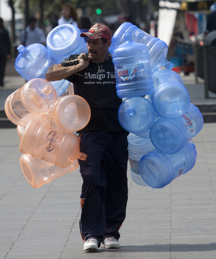 Hombre Garrafones Agua 1